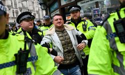 İngiltere'de aşırı sağcı Tommy Robinson gözaltına alındı
