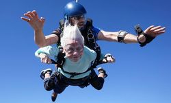 Betty Gregory 94. yaşını paraşütle atlayarak kutladı