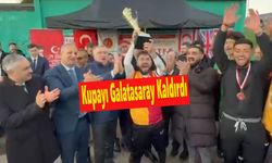 Bakan Bak, Londra'da Galatasaray'a, ‘Cumhuriyet Kupası’nı Takdim Etti