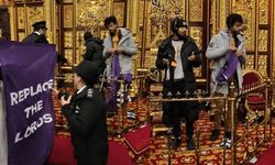 İngiltere Parlamentosunda, Kral tahtı önünde Lordlar Kamarası karşıtı eylem