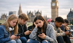 Gençlerin Sosyal Medya İkilemi: Hem Şikâyetçi Hem Bağımlı