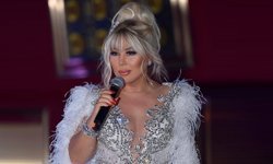 Safiye Soyman, Sahnede Kostümüyle Göz Kamaştırdı