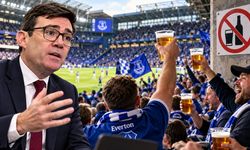 İngiltere’de Başbakan Burnham tribünde bira yasağına karşı