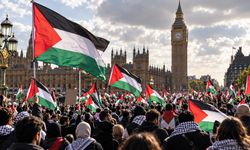 Onbinler Londra'da Filistin Halkıyla Dayanışma İçin Yürüdü
