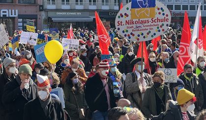 Almanya'da binlerce insan 'barış' için yürüdü