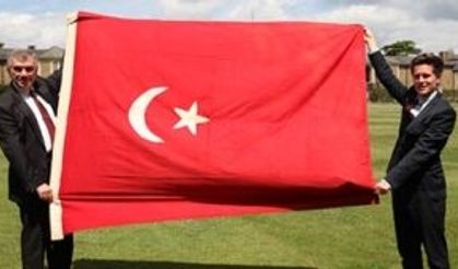 Osmanlı Bayrağını Büyükelçi Çeviköz'e Teslim Töreni