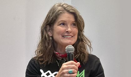 Gazze’de öldürülenlerin isimlerini nakış nakış işledi