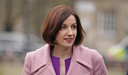 Lordlar Onayladı Ve Okullarda Telefon Yasağı Yasalaştı