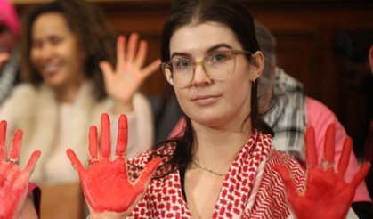 Bir Tepki, Küresel Tartışmaya Dönüştü: Hemşire Jennifer Koonings İşten Atıldı