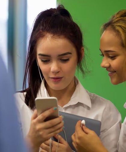 Lordlar Onayladı Ve Okullarda Telefon Yasağı Yasalaştı