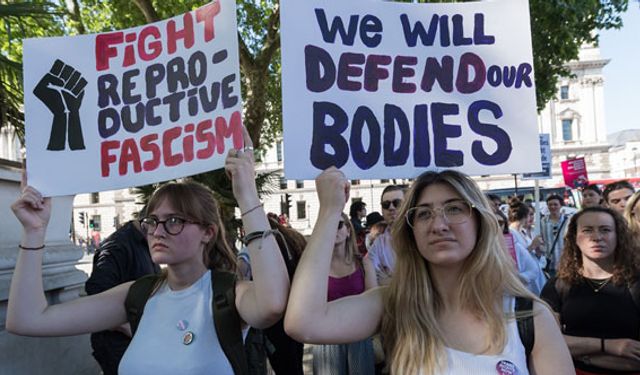 Kadınlar ABD'deki kürtaj yasasını Londra'da protesto etti