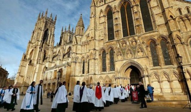 İngiltere Kilisesi'nde din adamları ilk kez zam istedi