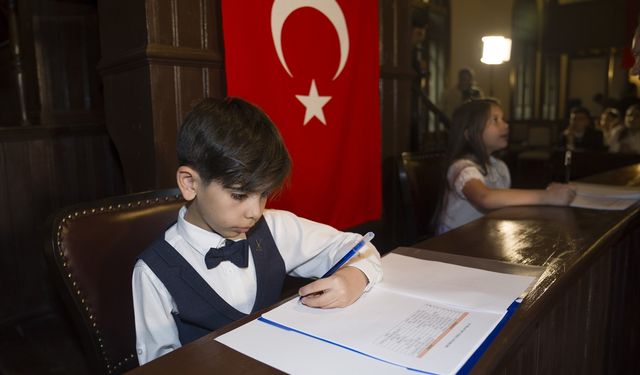 Bakan Tekin, tarihi Meclis binasında çocukların söz aldığı "2071 oturumu"nda konuştu: