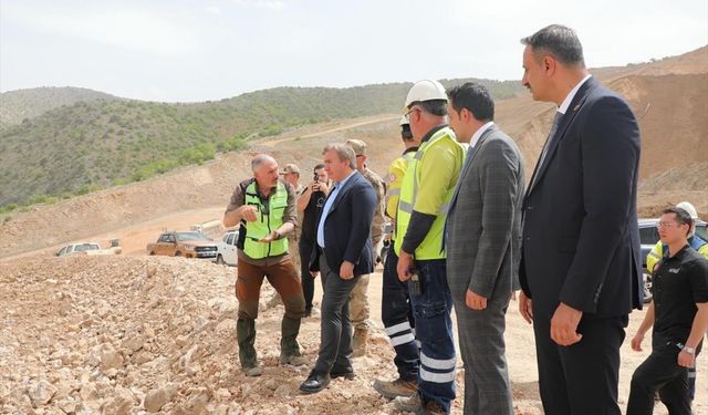 Vali Aydoğdu, maden ocağında toprak altında kalan işçilerin aileleriyle görüştü