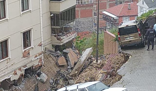 GÜNCELLEME - Bursa'da istinat duvarının, üzerine devrildiği apartmandaki 2 kişi yaralandı