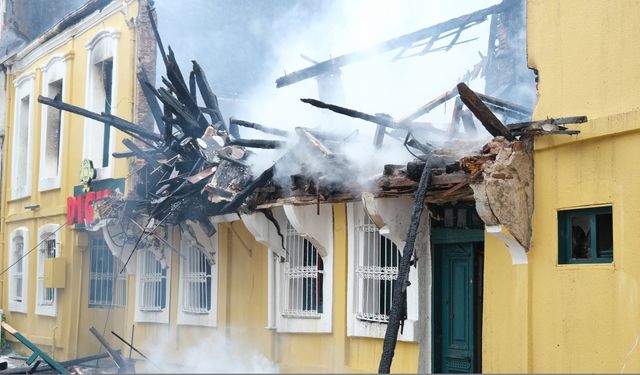 GÜNCELLEME - Kırklareli'nde 2 katlı tarihi binada çıkan yangın söndürüldü