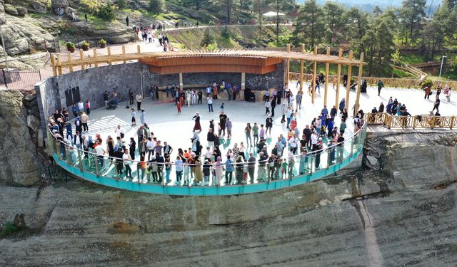 Kahramanmaraş'taki cam seyir terası tatilcilerin uğrak noktası oldu