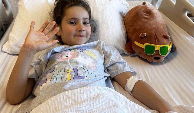 Karın ağrısıyla gittiği hastanede vücudunda tümör bulunan çocuk tedavi edildi