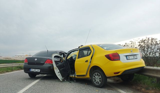 Kırklareli'nde taksi ile otomobilin çarpıştığı kazada 5 kişi yaralandı