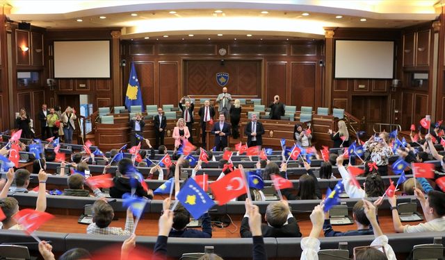 Türkçe eğitim gören öğrenciler Kosova Meclisini ziyaret etti