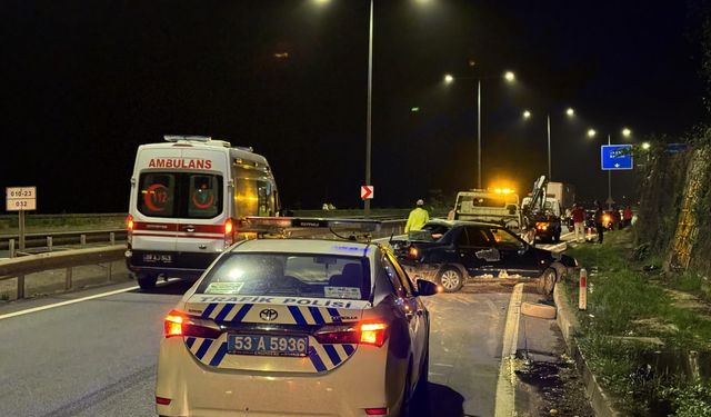 Rize'de zincirleme trafik kazasında 1'i ağır 2 kişi yaralandı