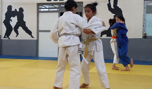 Şanlıurfalı 3 kız kardeş, judoda aynı minderde ter döküyor