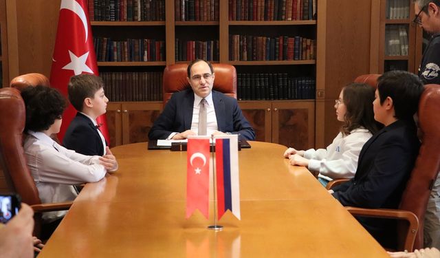 Türkiye'nin Moskova Büyükelçisi Bilgiç, 23 Nisan dolayısıyla koltuğunu 13 yaşındaki Mete'ye devretti