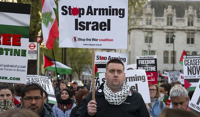 İsrail'e silah satışı İngiltere Parlamentosu önünde protesto edildi