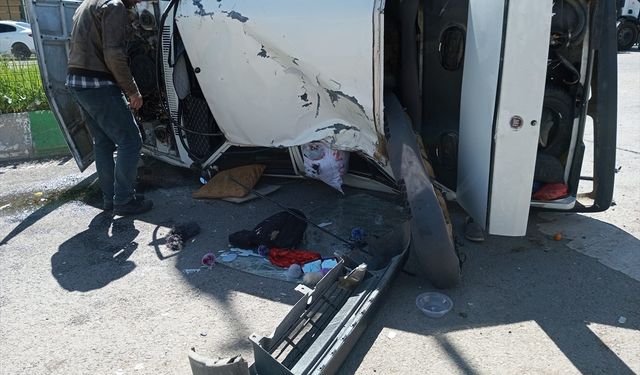 Ağrı'da otomobilin devrilmesi sonucu 3 kişi yaralandı