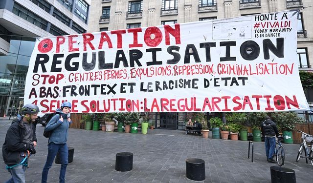 Belçika'da yıllardır yasal belgeleri olmadan yaşayan "kağıtsızlar" hükümeti protesto etti