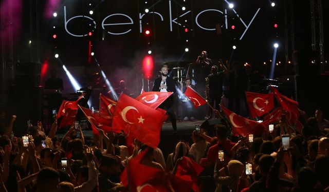 Hatay'da Gençlik Festivali'nde şarkıcı Berkay konser verdi