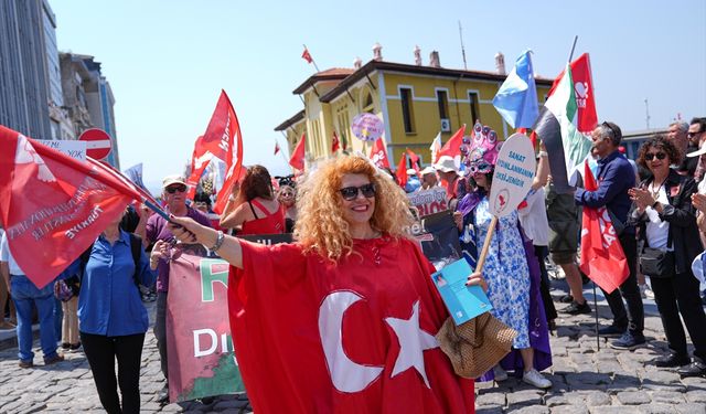 İzmir ve çevre illerde 1 Mayıs Emek ve Dayanışma Günü kutlandı