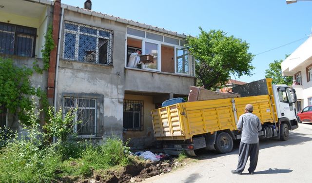 Kocaeli'de bir evden 10 kamyon çöp çıkarıldı