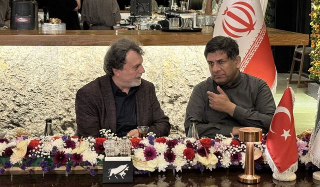 Tahran'da Türk ve İranlı yayıncılar yemekli programda bir araya geldi