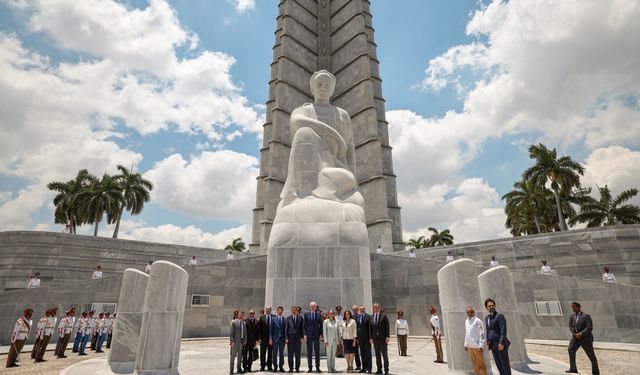 TBMM Başkanı Kurtulmuş, Havana'da Jose Marti Anıtı'nı ziyaret etti