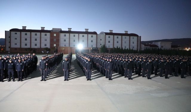 Polis adayları Cumhuriyet'in 101. yılını ışıklı koreografi gösterisiyle kutladı