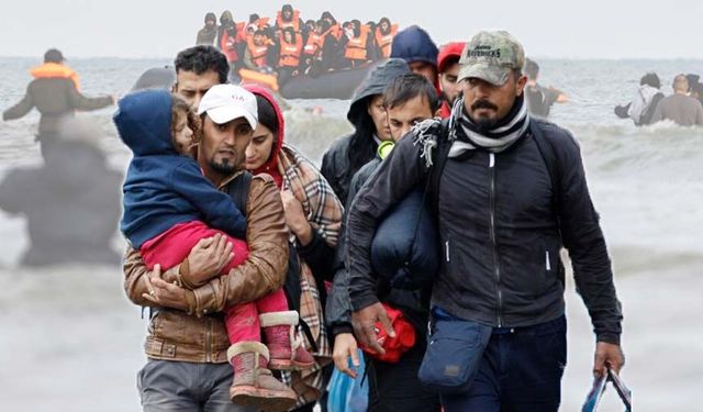 İngiltere yasa dışı gelen göçmenlere tazminat ödeyecek!