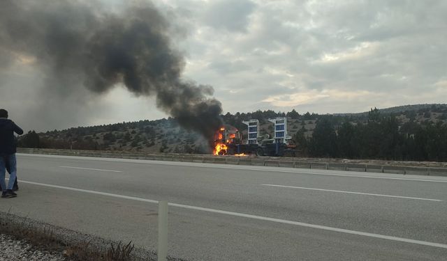 Konya'da seyir halindeyken yanan çekici kullanılamaz hale geldi