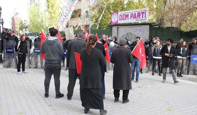 Vanlı aileler, DEM Parti İl Başkanlığı önündeki eylemlerini sürdürdü