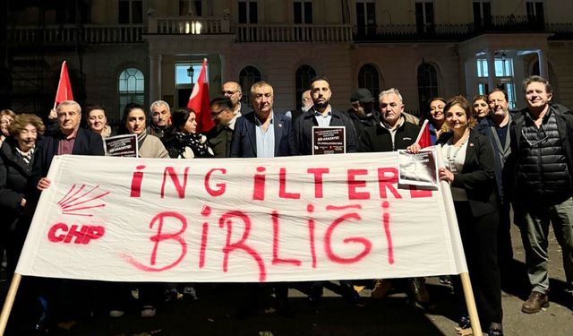 CHP İngiltere Birliği, Ahmet Özer için büyükelçilik önünde protesto gösterisi yaptı