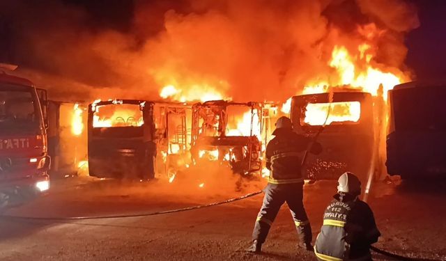 Burdur'da çıkan yangında 6 özel halk otobüsü zarar gördü