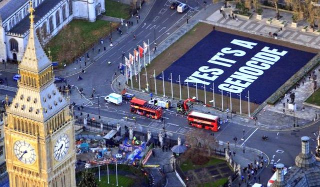 Parlamento Meydanı'nda dev "Evet bu bir soykırım" pankartı