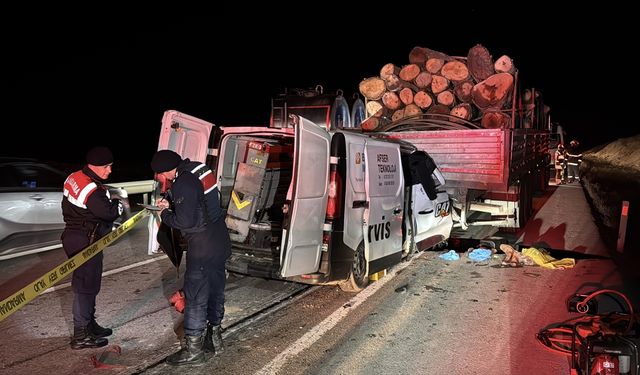 Kütahya'da tıra çarpan kamyonetteki genç öldü