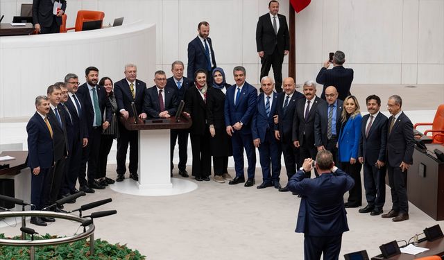 Emekli bayram ikramiyesinin yükseltilmesine yönelik düzenlemeyi de içeren kanun teklifi, TBMM Genel Kurulunda kabul edildi (1)