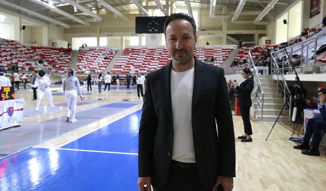 Genç milli eskrimciler Dünya Şampiyonası'nda madalya için kılıç sallayacak