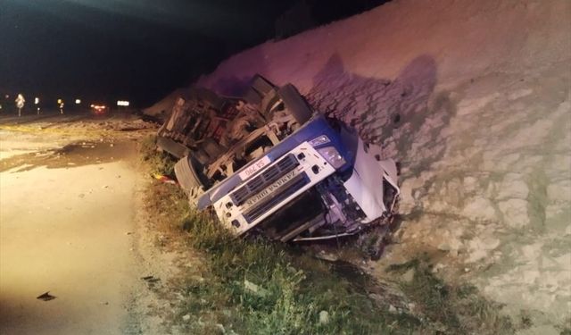 Mersin'de devrilen tırın sürücüsü hayatını kaybetti