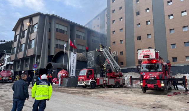 Uludağ'da kapatılan bir otelde çıkan yangına müdahale ediliyor