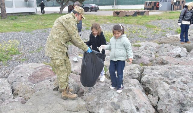 Deniz Kuvvetleri Komutanlığına bağlı birliklerden deniz temizliği