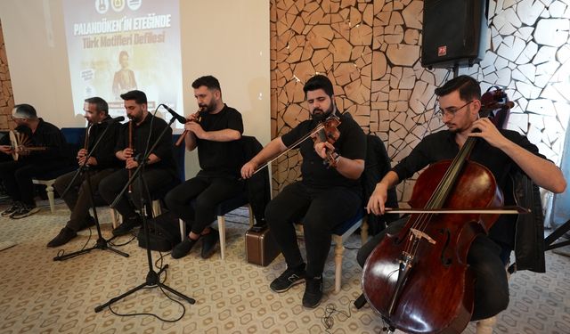 Erzurum'da "Palandöken'in Eteğinde Türk Motifleri Defilesi" yapıldı