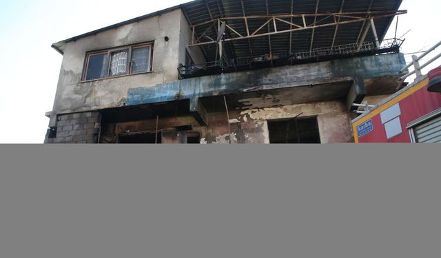Hatay'da apartman dairesinde çıkan yangında 4 kişi dumandan etkilendi